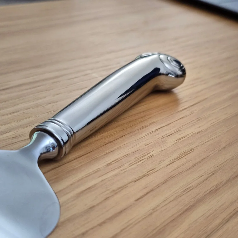 Kirk Stieff WILLIAMSBURG ROYAL SHELL Pie and Cake Server Pistol Handle Stainless